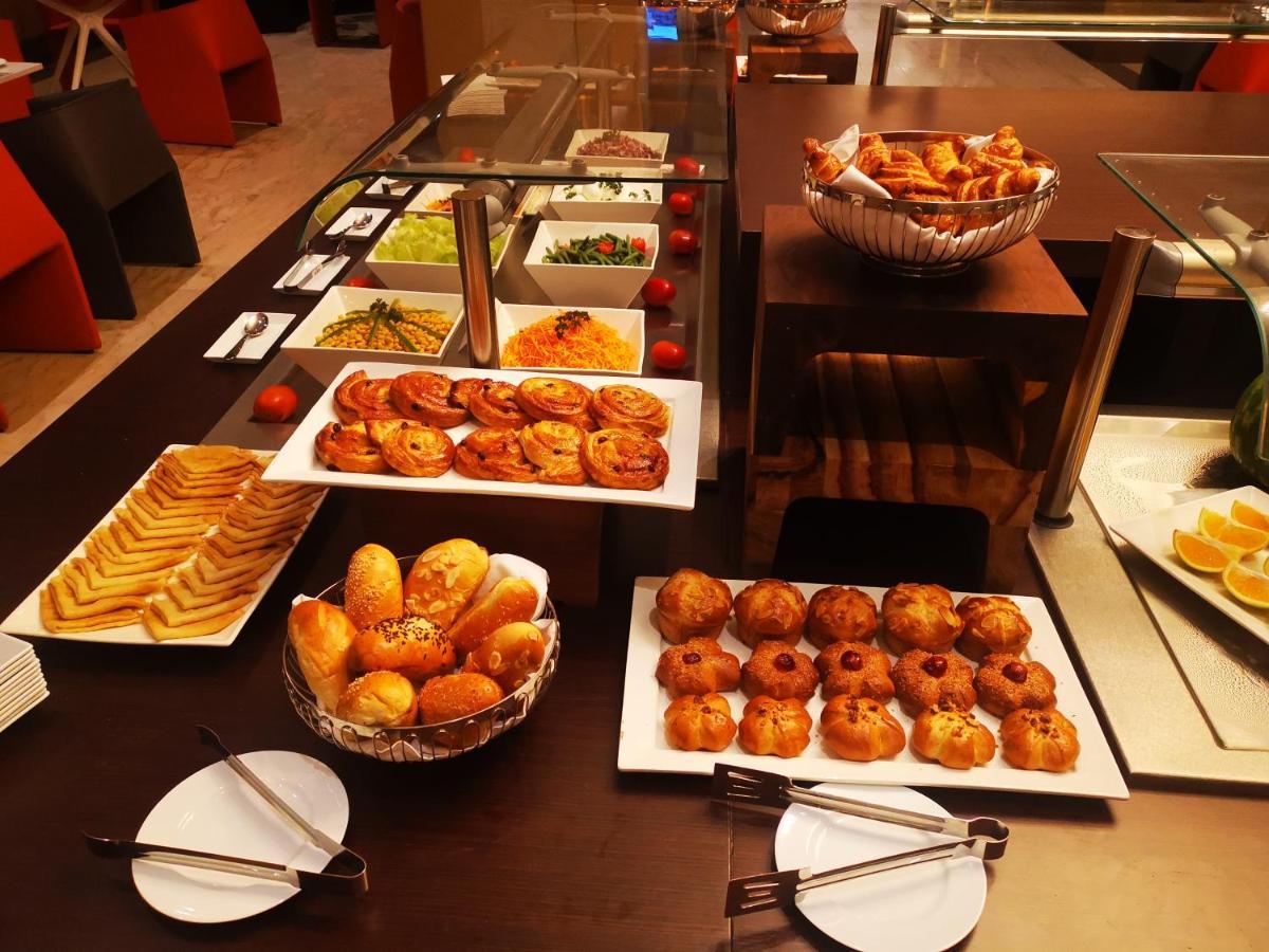 Krystal Palace Douala Buitenkant foto